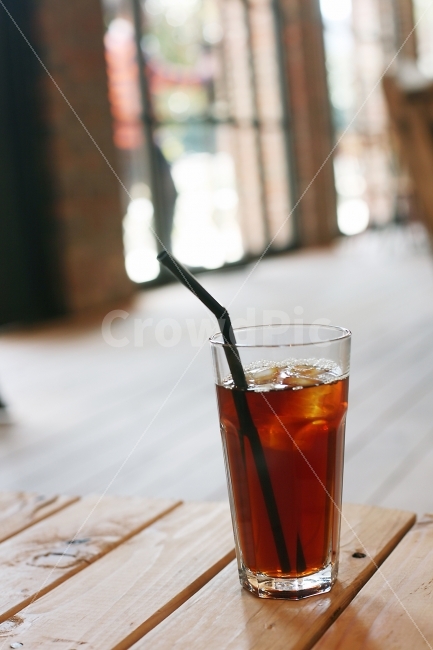 커피,아메리카노,카페,음료,빨대,아이스아메리카노,테이블,얼음,나무,간식,후식,coffee,cafe,커피,카페,coffee,cafe