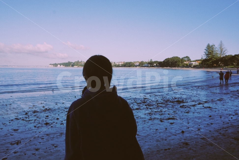 바다,고독,여행,하늘,구름,파란색,여유,해변,바다,beach,sea,사람,인물,인간,human,person,여성,여자,woman,female,lady,인물실루엣,사람실루엣,character silhouette,human silhouette,감성,sensible,feeling,고독함,외로움,쓸쓸함,우울함,슬픔,lonely,solitary,clothing,의류,apparel,의복
