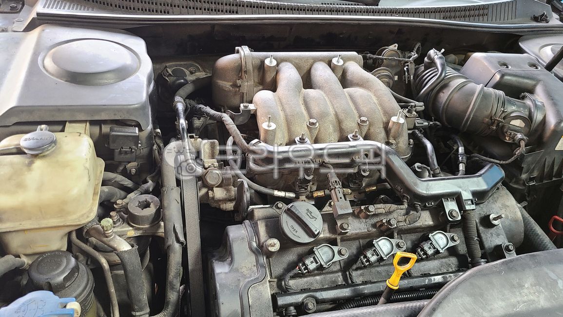 automobile,car bonnet,engine room,engine,vehicle engine,gas car engine,lpg engine,Inside the engine,vehicle