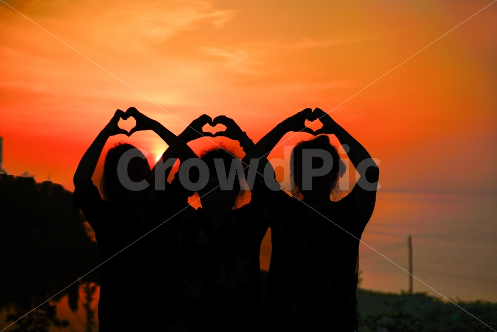 일몰,하트,heart,모녀,엄마와딸,사랑해,컨셉,역광,실루엣,backlight,sunset,사람,인물,인간,human,person,가족,패밀리,family,감정표현,기분,feeling,emotion,인물실루엣,사람실루엣,character silhouette,human silhouette,연출,컨셉,콘셉,direction,concept,hand,손,holding hands,손을 잡고