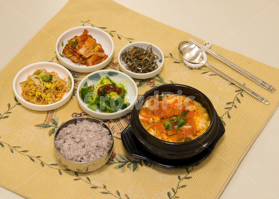 도시락,백반,김치,된장국,멸치조림,젓가락,집밥,현미밥,맛있는,푸짐한,밥상,브로콜리,콩나물무침,순두부찌개,음식,식재료,요리,food,cook,meal,dishes,food reserves,한식,한국음식,한국요리,korean food,korean dishes,korean meal,korean cook
