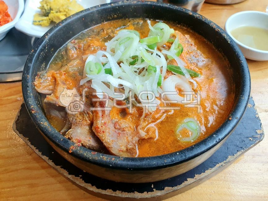 meal,식사,food,음식,뼈다귀감자탕,뚝베기,감자탕,파,고기