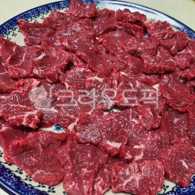 뭉티기,육회,한우육회,생고기,한우,고기,한국음식,소고기,육사시미,토속음식,전통음식,food,음식,식사,접시,meal