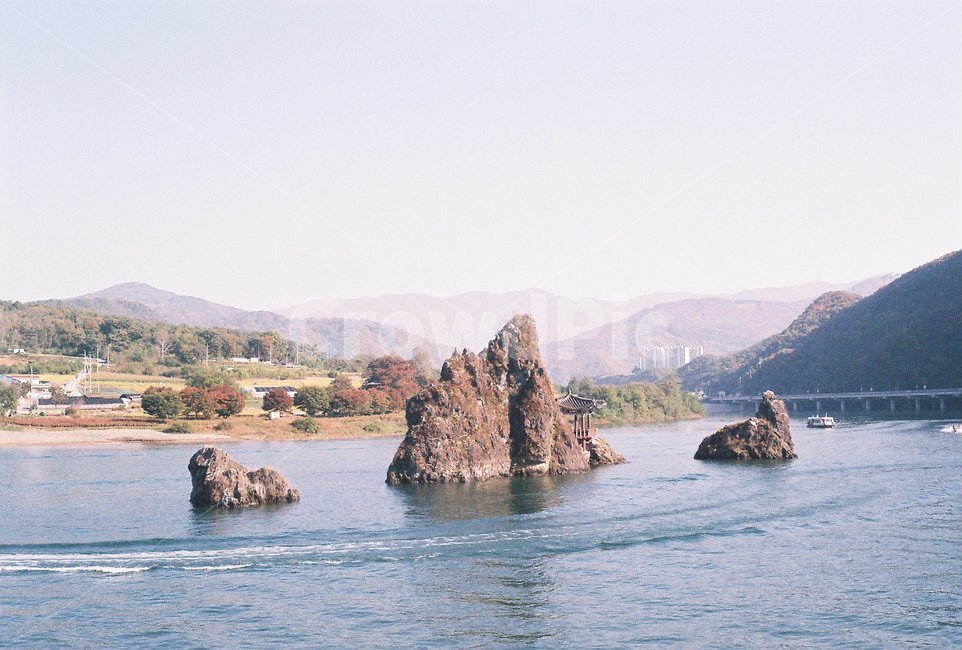 충주호,호수,암석,암벽,물결,nature,자연,물,water,곶,자연,풍경,nature,landscape,land,땅,outdoors,옥외,shoreline,해안선,sea,바다,ocean,대양,promontory,coast,연안