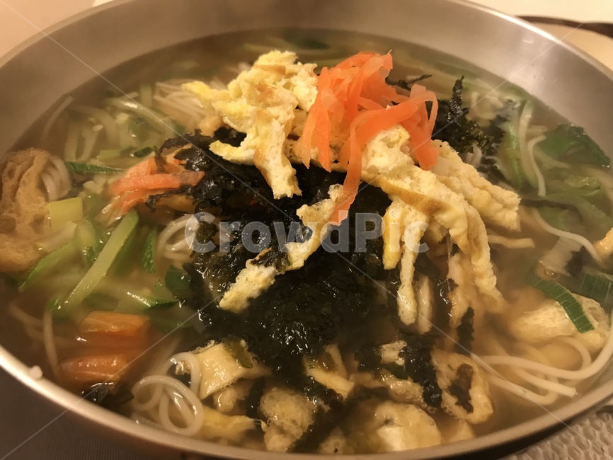 잔치국수,온국수,따뜻한국수,국수,고명,계란지단,애호박,당근
