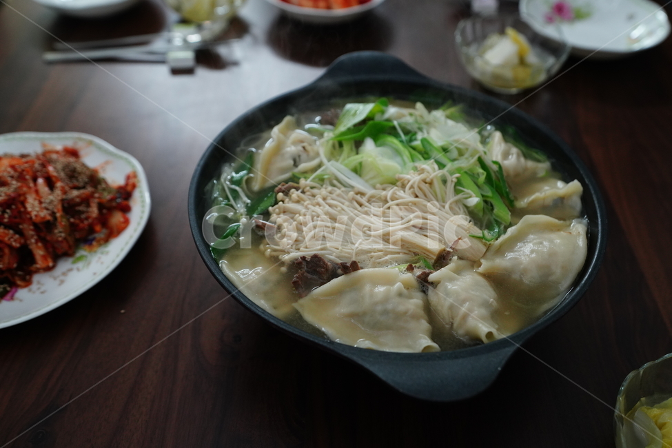 dumpling,soup,kimchi,Korean,dinner,Dumpling soup,food,meal,pot,mukbang,mushroom,Soup dish