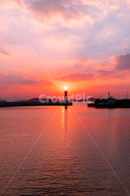 일몰,해질녁,노을,낙조,sunset,바다,그라데이션,sea,빛,해,등대,nature,자연,outdoors,옥외,sky,하늘,dawn,새벽,red sky,붉은 하늘,dusk,황혼