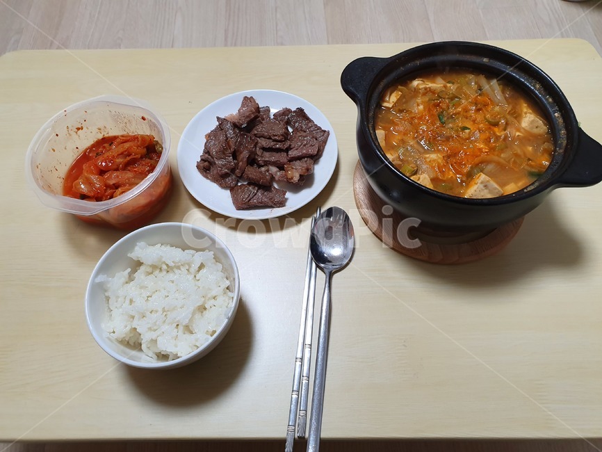 가정식,자취,식사,밥,찌개,된장찌개,고기,소고기,김치,쌀밥,수저