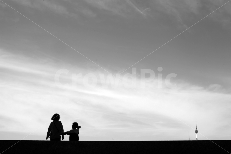 풍경,도시풍경,서울,남산타워,역광,감성,감성사진,서울풍경,사람,인물,인간,human,person,가족,패밀리,family,어린이,어린아이,child,children,kid,인물실루엣,사람실루엣,character silhouette,human silhouette,흑백,모노톤,monochrome,black and white,silhouette,실루엣