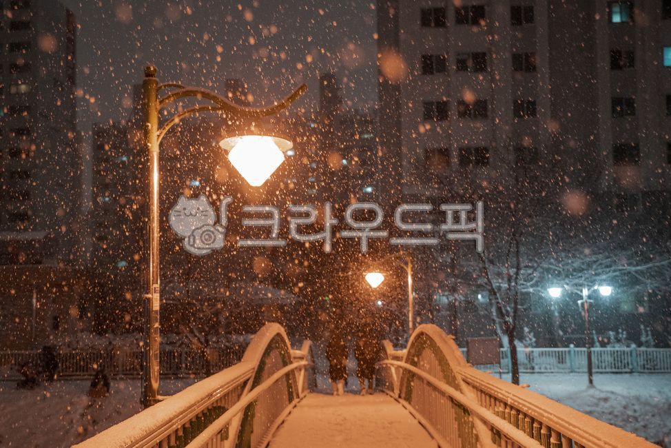 night view,snowy night,winter street lights,snow scene,heavy snow,winter,winter night view,cold,Street lamp,Heavy snow warning,season,fire,Handrail,handrail,blizzard,nature,snowstorm,outdoors,light,snow,Snowy night scenery,winter landscape