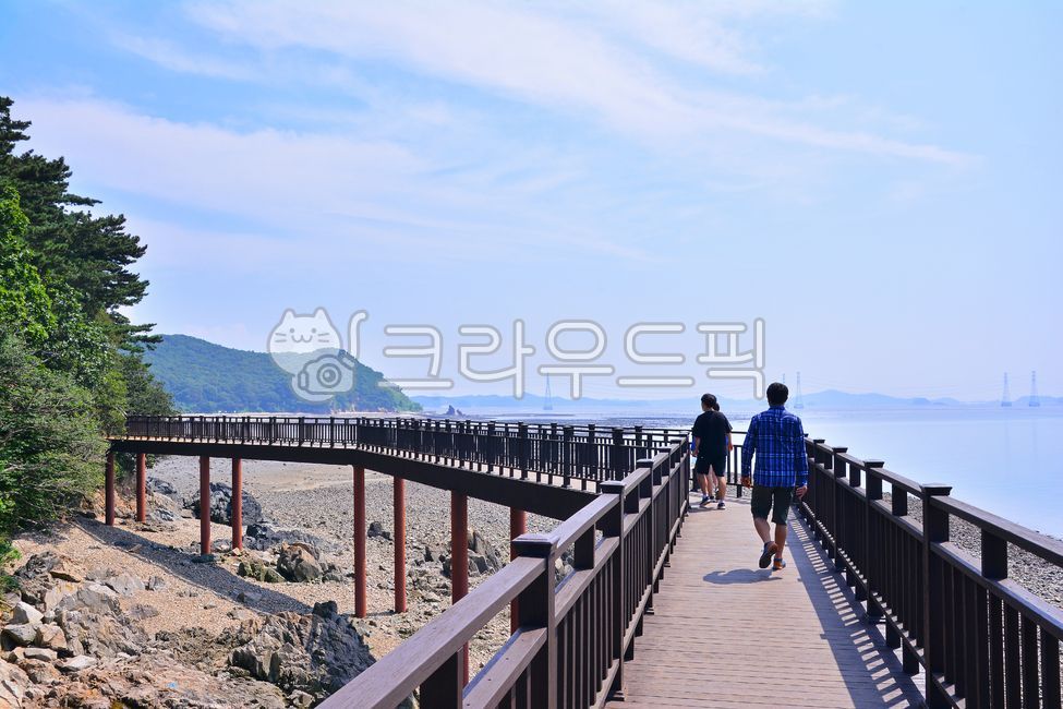 대부해솔길,대부도,둘레길,산책로,데크,힐링,전망대,바다,야외,옥외,숲,자연,해안산책로,해변,바닷가,아웃도어,배경,바탕,백그라운드,하늘,서해안,안산,난간,handrail,사람들