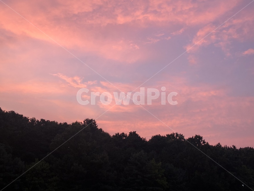 pretty clouds,pink clouds,Look at the sky,nightfall,pink sky,purple clouds,dinner,abnormal phenomenon