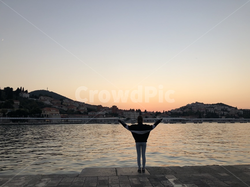 해질녘,크로아티아,두브로브니크,sunset,선셋,바다,선착장,부두,일광,생각,잠기다,하늘,사람,인물,인간,human,person,여성,여자,woman,female,lady