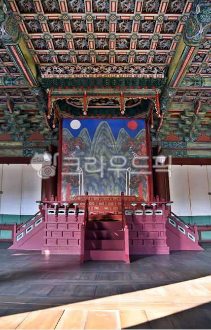 선정전,용상,어좌,일월오봉도,창덕궁,세계유산,고건축,왕궁