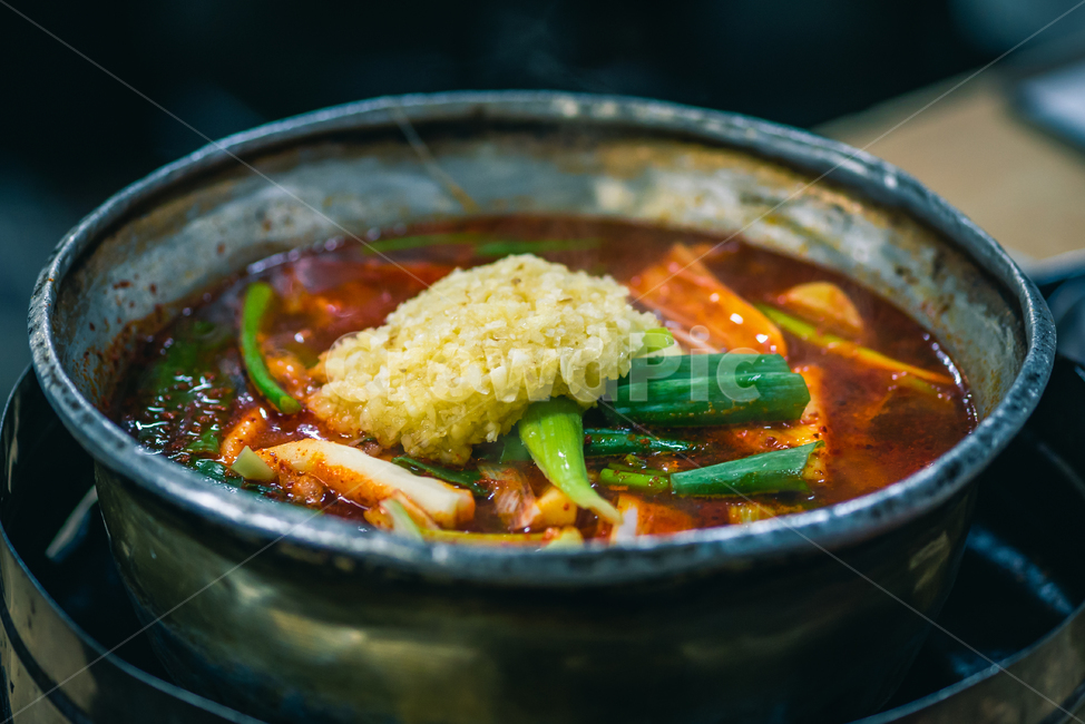 garlic,chicken,Minced garlic,stew,Korean cuisine,chopped garlic,Chicken doritang,green onion,spicy,korean,hot,nickel silver pot,Korean food,sweet,traditional food,Dak bokkeumtang