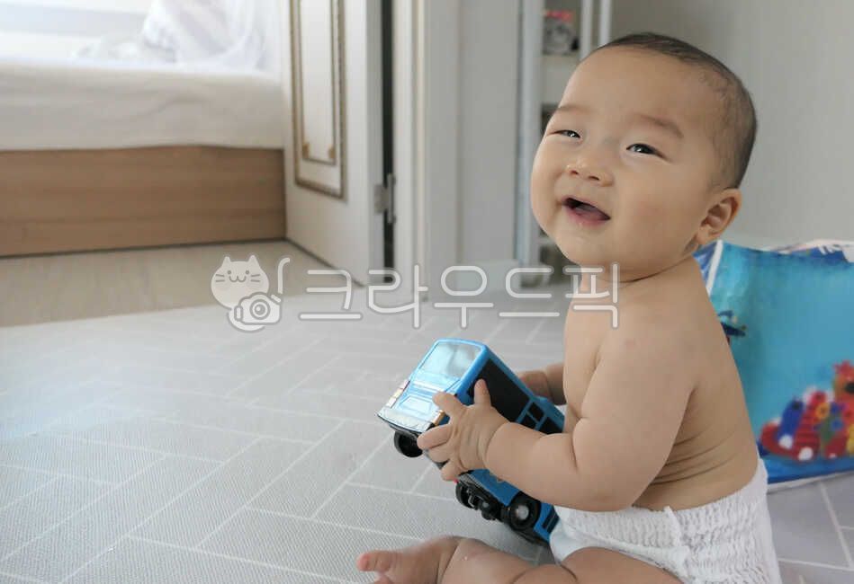 아기,신생아,사람,갓난아기,귀여운,작은,소중한,앙증맞은,인간,어린,한살,1세,만0세,아가,영유아,얼굴,가족,육아,엄마품,안긴,베이비,천사같은,사랑스러운,아들,라이프스타일,생활,보육,아시안,한국인,동양인,한국,놀이,장난감,기저귀,완구,버스,장난감버스