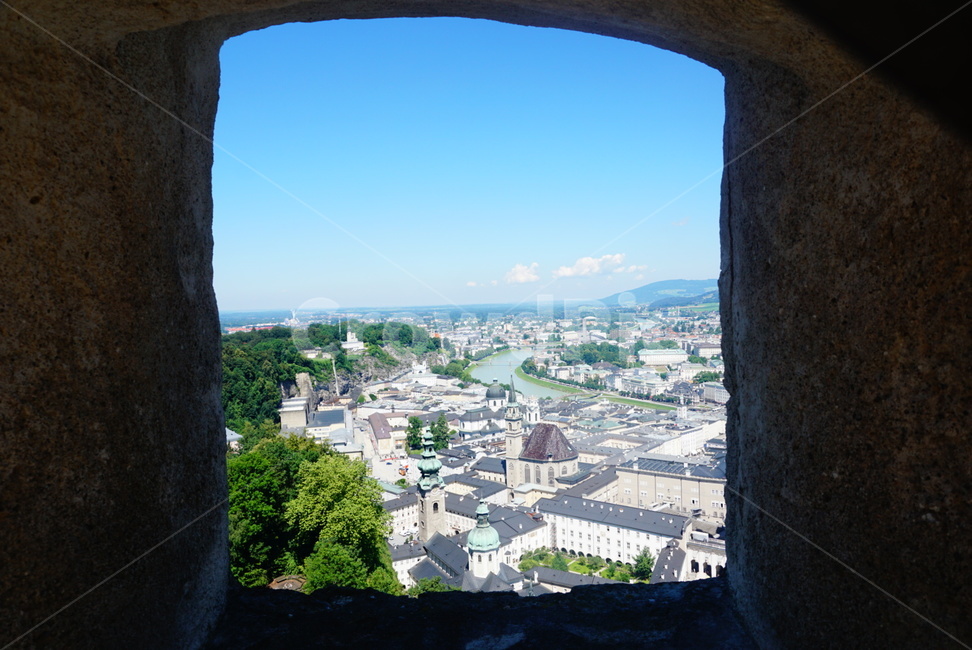 잘츠부르크,오스트리아,잘츠성,잘츠부르크성,풍경,경관,경치,맑은,에메랄드,도시,마을,수평선,창문,창틀,성벽,랜드마크,landmark,tourist attraction,해외,외국,세계,foreign,oversea,world,세계랜드마크,해외랜드마크,외국랜드마크,world landmark,world tourist attraction