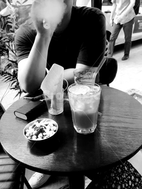 친구,사람,흑백,연기,칵테일,여름,남자,blakandwhite,smoke,cocktail,bar,사람,인물,인간,human,person,신체일부,몸,body,남성,남자,man,male,흑백,모노톤,monochrome,black and white