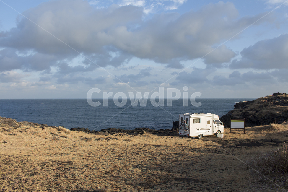 제주도,바다풍경,경치,절벽,해안선,landscape,scenery,scene,view,jejuisland,sea,ocean,시원함,자연,풍경,nature,landscape,한국자연풍경,한국자연경관,korea nature landscape,제주도,jeju,jeju island,여행,휴가,traveling,vacation,trip,vehicle,차량,transportation,교통,van,봉고차