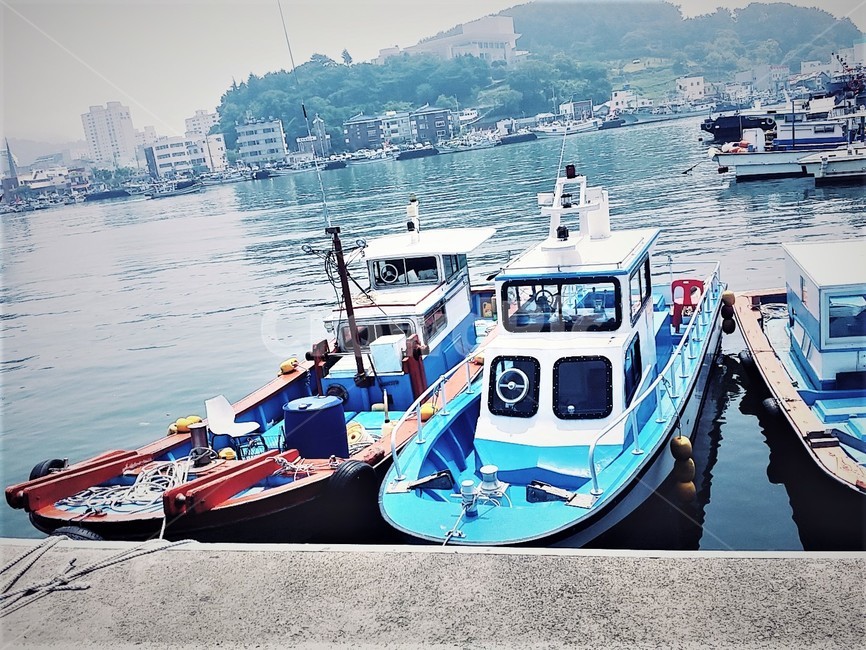 바다,도시,해안가,바다풍경,감성,자연,nature,landscape,sea,korea,한국자연풍경,한국자연경관,휴식,힐링,koreanaturelandscape,beach,sensible,feeling,rest,elaxation,healing,city,배,산업,어선,어업,어촌,고기잡이배,fishingboat,fishing,통영,풍경
