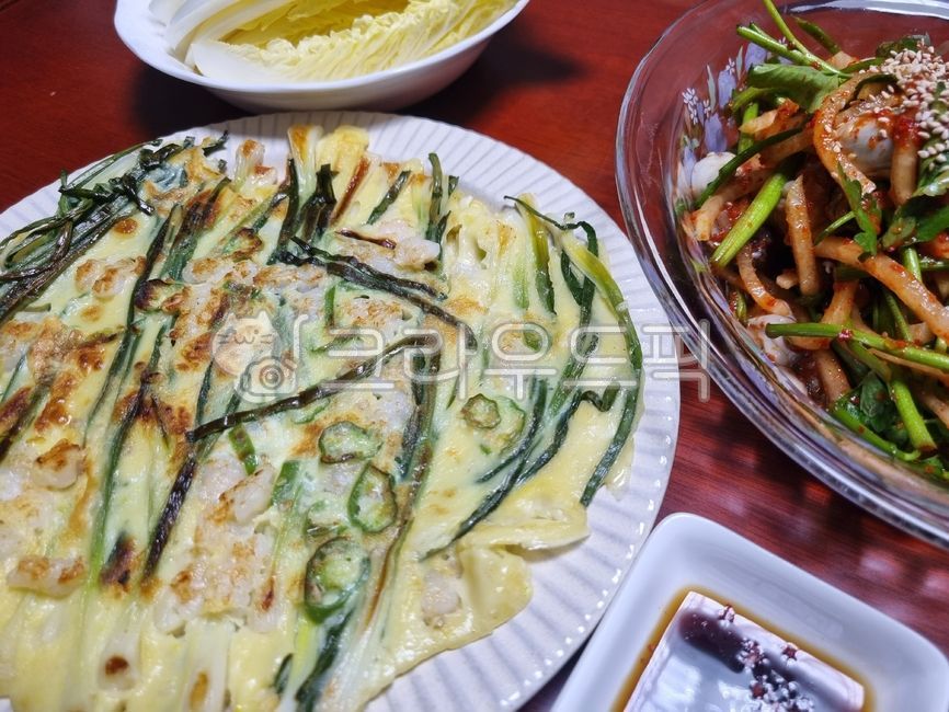 flour food,seasoning,water parsley,seasoned dish,Sesame seeds,plate,rawoysterdish,glass plate,Tongyeong raw oyster dish,bowl,Korean traditional food,watercelery,freshseasonedoysters,flourfood,tongyeongsaenggulseasonedradish,cooking,glass bowl,glassplate,k