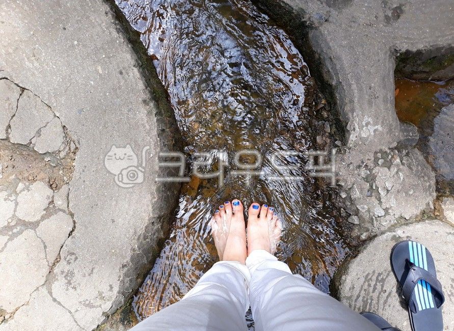 발톱,발,강물,계곡물,흐르는물,매니큐어,패디큐어