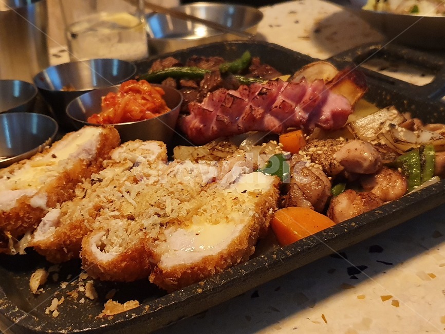 저녁,음식,플래터,안주,소시지,돈까스,레스토랑,철판요리,food,식사,meal