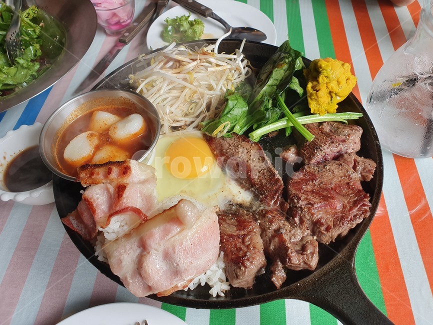 스테이크,고기,식사,한끼식사,브런치,계란후라이,음식,식재료,요리,food,cook,meal,dishes,food reserves,양식,서양음식,서양요리,western food,western dishes,western meal,western cook
