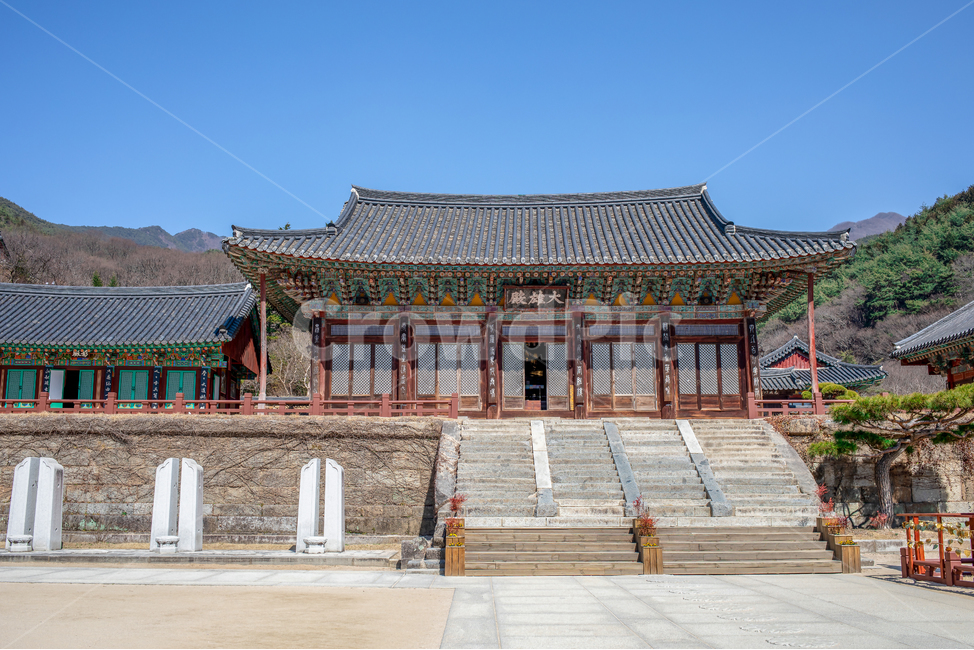 화엄사,사찰,불교,건축물,종교,조계종,목조건물,처마,문양,전통,문화,역사,템플스테이,지붕,나무,하늘,돌담,돌계단,구례,지리산,노고단,한국,buddhism,temple,religion,faith,templestay,eaves,structure,한국전통,한국문화,korean traditional,korean culture,건축물,건물외관,exterior,building,structure,architecture,construction