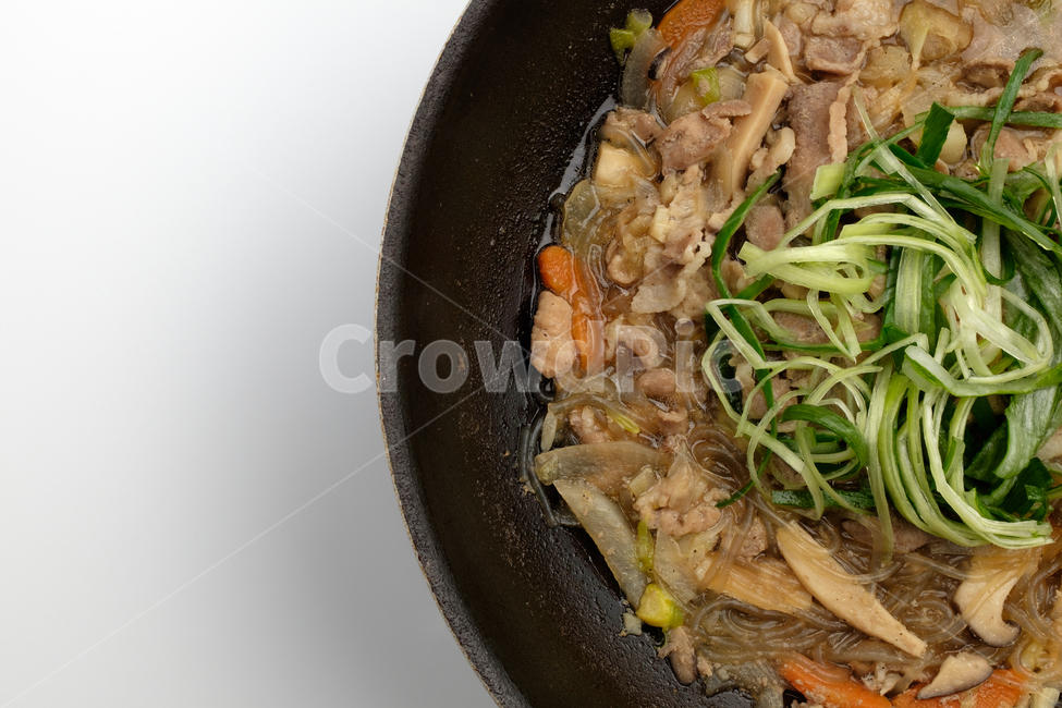 돼지고기,불고기,간장불고기,양념,간장양념,한국문화,한국음식,음식,바베큐,고기,반찬,식사,파,당근,당면,요리,구이,맛있는,기름진,고소한,달콤한,뜨거운