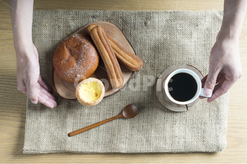 식사,음식,빵,브레드,주방,쿠킹,meal,bread,아침,런치,베이커리,부엌,식탁,food,밀가루음식,테이블웨어,나무,원목,wood,손,남자,hand,커피,coffee,morning,사람,인물,인간,human,person,신체일부,몸,body,음식,식재료,요리,food,cook,meal,dishes,food reserves,빵,bread,커피,카페,coffee,cafe,연출,컨셉,콘셉,direction,concept