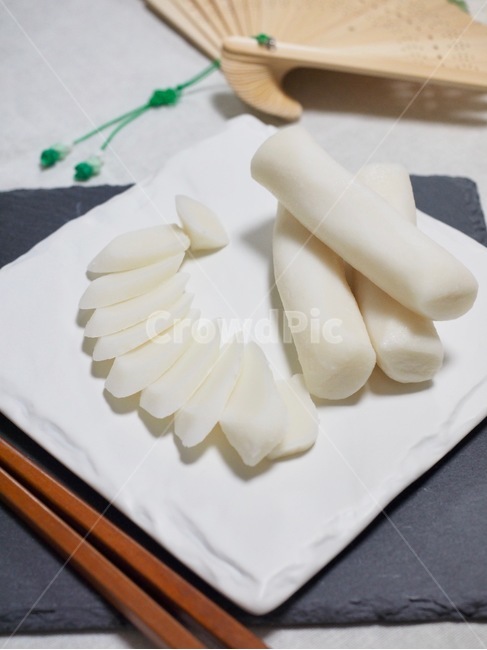 떡국떡,가래떡,설날음식,추석음식,명절음식,명절,한국음식,식품,한식,한국문화,한국,배경,음식문화,웰빙,문화,아시아,아시아음식,접시,전통,설날,추석,음식,떡,흰색,한국전통,한국문화,korean traditional,korean culture,음식,식재료,요리,food,cook,meal,dishes,food reserves