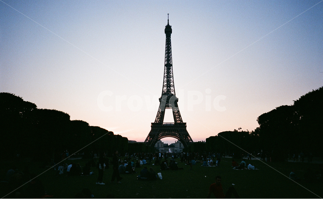 에펠탑,하늘,도시,랜드마크,해질녘,풍경,landscape,명소,sky,film,필름카메라,필름사진,sunset,tower,에펠타워,랜드마크,landmark,tourist attraction,해외,외국,세계,foreign,oversea,world,세계랜드마크,해외랜드마크,외국랜드마크,world landmark,world tourist attraction,사람들,대중,군중,other people,crowd,건축물,건물외관,exterior,building,structure,architecture,construction,건물,탑,spire,첨탑,steeple,뾰족한 탑