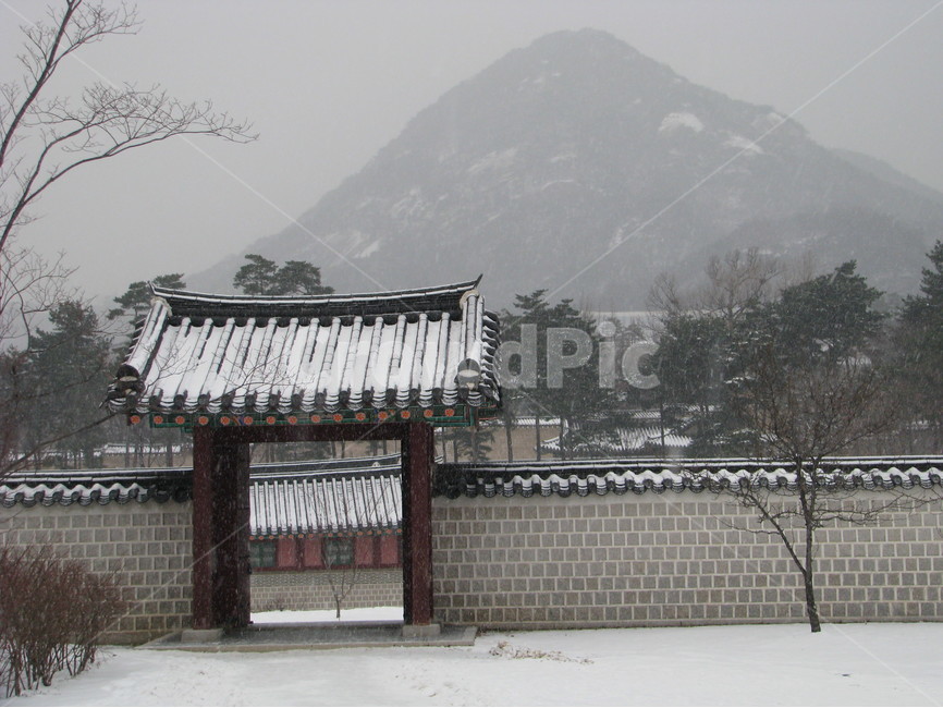 궁궐,경복궁,겨울,눈,백악산,한국,대한민국,겨울,계절,winter,season,한국전통,한국문화,korean traditional,korean culture,랜드마크,landmark,tourist attraction,한국랜드마크,한국관광지,한국명소,korea landmark,korea tourist attraction,건축물,건물외관,exterior,building,structure,architecture,construction
