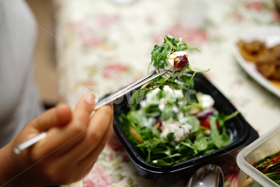 비타민,샐러드,야채,싱싱,웰빙,salad,디저트,다이어트식,다이어트,먹방,활력,과일,식사,식단,먹거리,사람,인물,인간,human,person,신체일부,몸,body,건강,헬스웨어,헬스케어,healthware,health care,음식,식재료,요리,food,cook,meal,dishes,food reserves,채소,야채,vegetables
