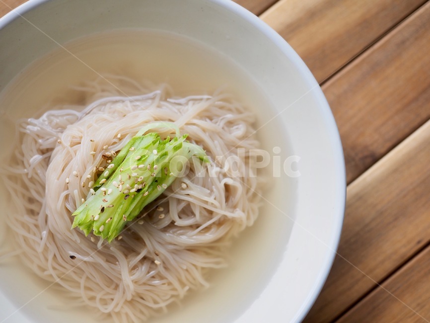 냉면,물냉면,여름음식,시원한음식,국수,누들,오이,한국음식,식품,한식,한국문화,음식,한국,배경,음식문화,웰빙,문화,아시아,아시아음식,접시,전통,젓가락,음식,식재료,요리,food,cook,meal,dishes,food reserves,면류,면요리,noodles,한식,한국음식,한국요리,korean food,korean dishes,korean meal,korean cook