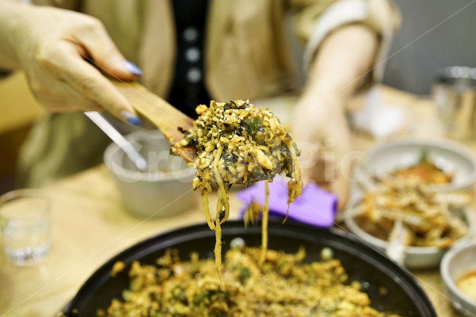 김치,볶음밥,숟가락,손,인물,밥,먹방,한끼,식사,한입,스푼,푸드,밥심,주걱,사람,인물,인간,human,person,신체일부,몸,body,음식,식재료,요리,food,cook,meal,dishes,food reserves,한식,한국음식,한국요리,korean food,korean dishes,korean meal,korean cook
