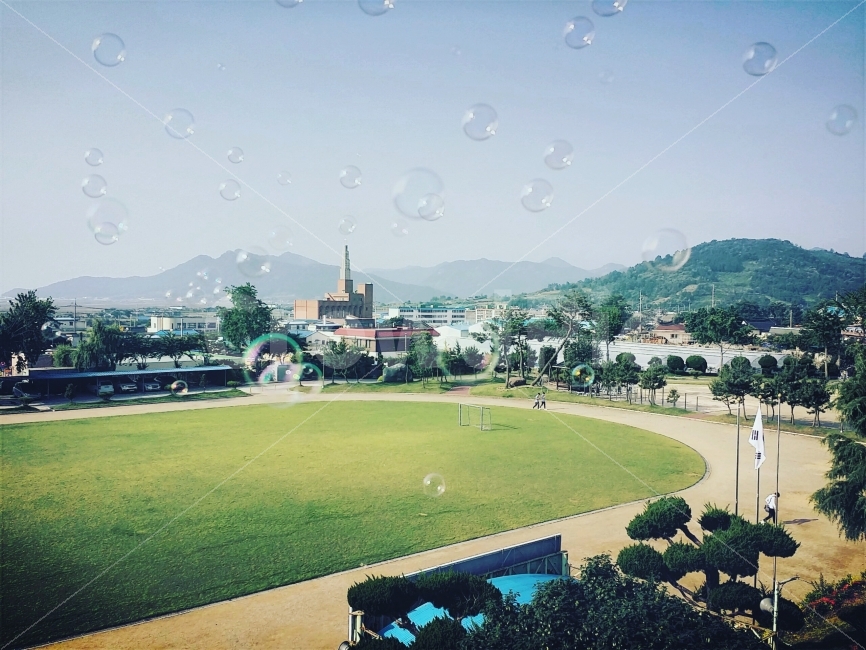 비눗방울,운동장,잔디,학교,아침,하늘,방울,태극기,등교,school,grass,bubble,morning,초록,연두,나무,구령대,산,도시,풍경,city,landscape,교육,학교,공부,education,learning,study,school,field,들