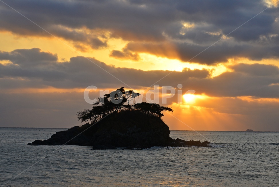 shoreline,해안선,water,물,sea,바다,ocean,대양,coast,연안,light,빛,flare,플레어,island,섬,outdoors,옥외,nature,자연,해변,부안,솔섬,부안솔섬,솔섬일몰,빛내림,황혼,구름,날씨,자연,풍경,nature,landscape,한국자연풍경,한국자연경관,korea nature landscape
