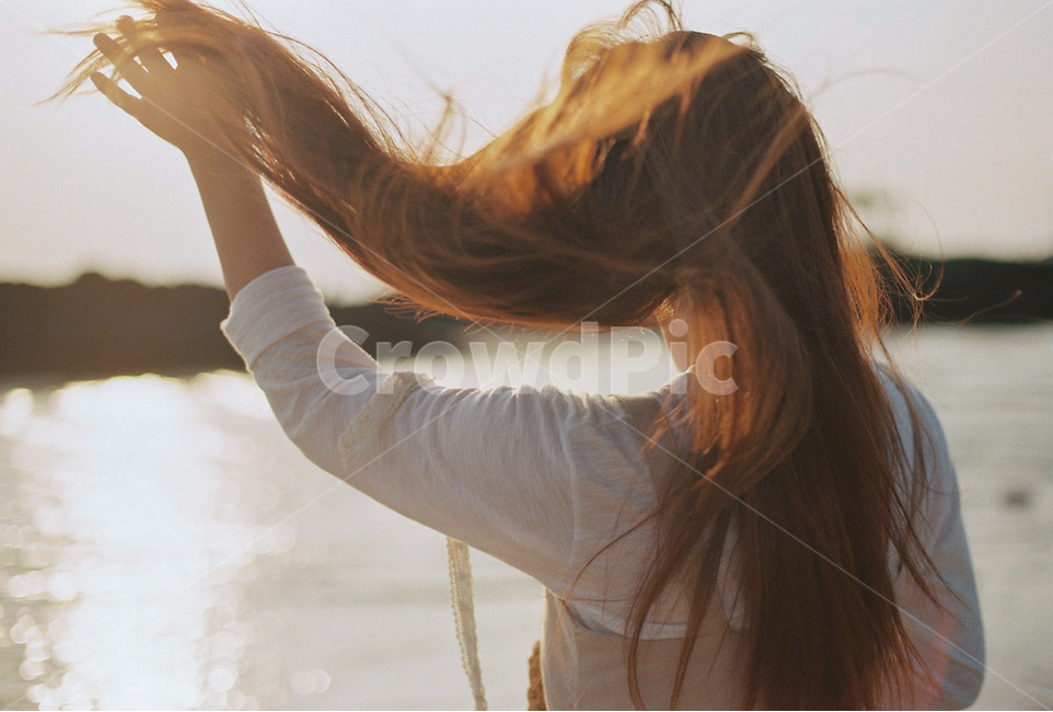필름사진,필름,노을,바다,머리카락,날림,인물,분위기,감성,여성,풍경,여행,편안함,따뜻함,사람,인물,인간,human,person,여성,여자,woman,female,lady,감성,sensible,feeling,휴식,힐링,rest,relaxation,healing