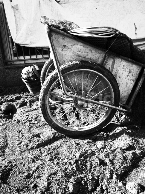 현장,수레,리어카,공사,공사현장,흑백,모노톤,monochrome,black and white,산업,industry,industrial,건설업,건축업,construction industry