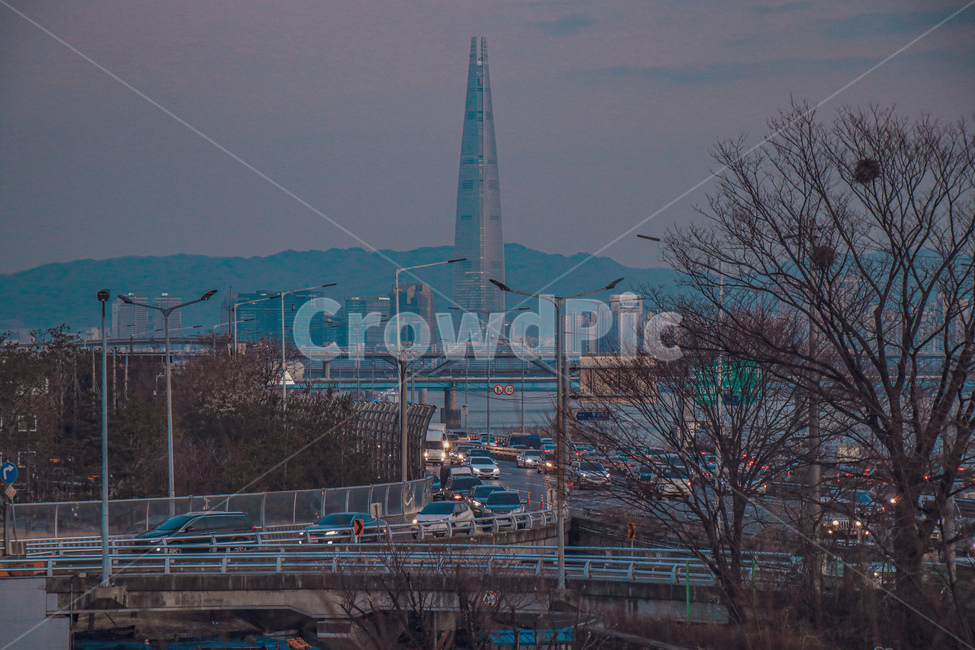롯데타워,교차로,랜드마크,교통,도로,서울,서울풍경,peaceful,평화로운,편안한,휴식처,힐링,안락한,따뜻한,warm,분위기,한국도시경관,도시풍경,한국,맑은,깨끗한,청명한,한국도시풍경,도시,풍경,city,landscape,한국도시풍경,한국도시경관,korea cityscape
