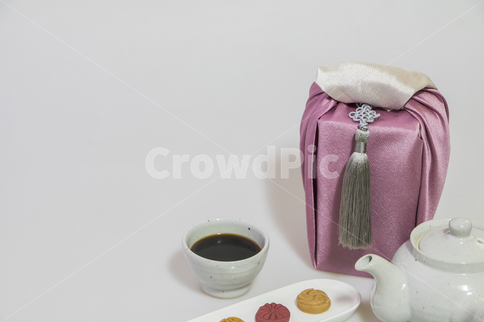 노리개,예물함,보자기,실크,천,비단,차,찻잔,차주전자,접시,한과,과자,전통과자,설,설날,구정,명절,전통,프레임,배경,탬플릿,신년,새해,한국전통,한국문화,korean traditional,korean culture,새해,new year