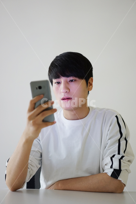 스마트폰,핸드폰,휴대폰,전자기기,it,모바일,남성,손가락,남자,사물,사람,인물,인간,human,person,남성,남자,man,male,정보통신기술,전자기기,전자제품,it,information,technology,electronic equipment