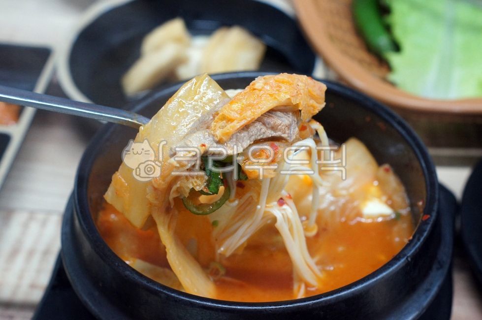 plating,Korean cuisine,Kimchi hot pot,kimchistew,meatstew,spicystew,kimchijjigae,food,porkstew,Korean food,Plating,kimchi soup,cooking,Pork Kimchi Stew,foodpresentation
