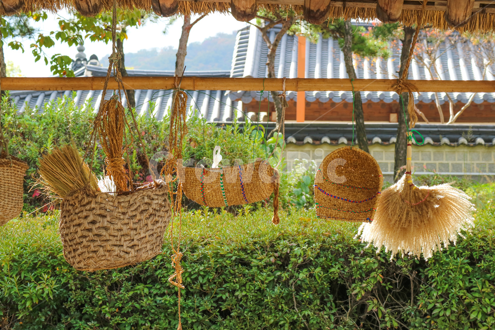 crafts,Household goods,folklore,broomstick,eaves,rice straw,Mangtaegi,vintage,thatched house,tradition,Korean tradition
