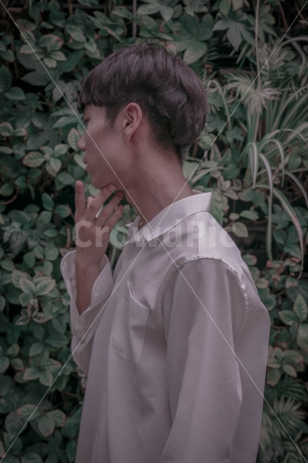 인물,풀,자연,셔츠,남자,학생,여유,자유,인물사진,연출사진,고독,사람,인물,인간,human,person,남성,남자,man,male,연출,컨셉,콘셉,direction,concept