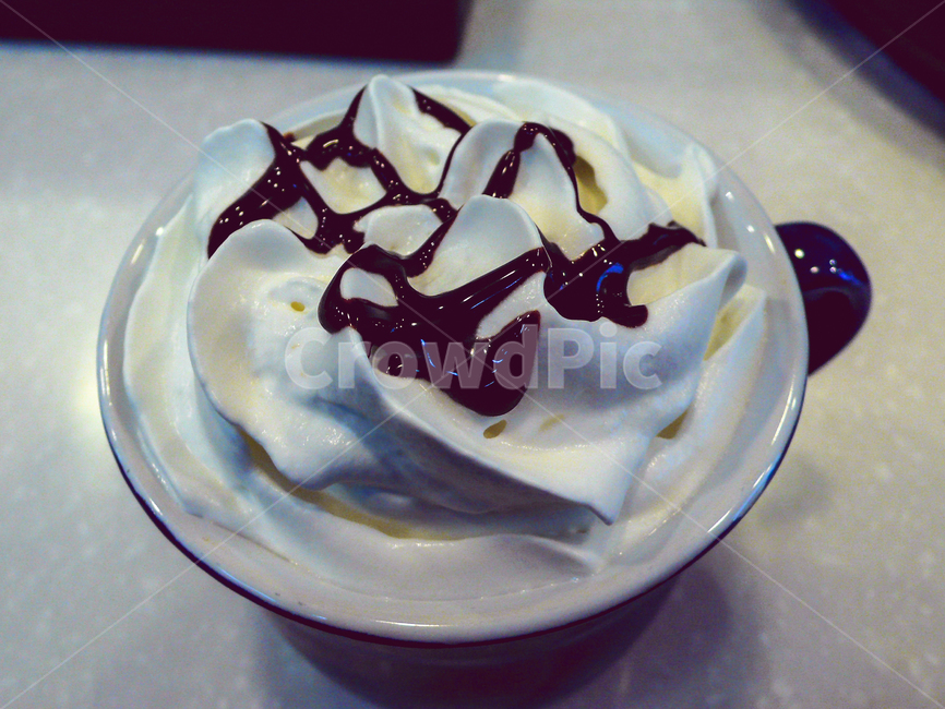 coffee,whippedcream,crema,chocolatesyrup,deliciousdrinks,hotcoffee,deco,커피,휘핑크림,크레마,초코시럽,맛있는음료,따뜻한커피,데코