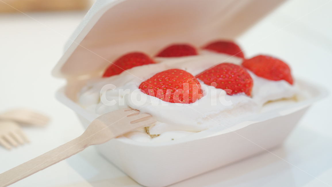 food,음식,dessert,디저트,creme,크림,cream,strawberry,fruit,fork,포크,생크림,일회용,일회용용기,용기,딸기,과일,제빵,빵집,빵순이,베이커리,bakery,케익,cake,떠먹는케익,디저트,간식,후식,dessert,snack
