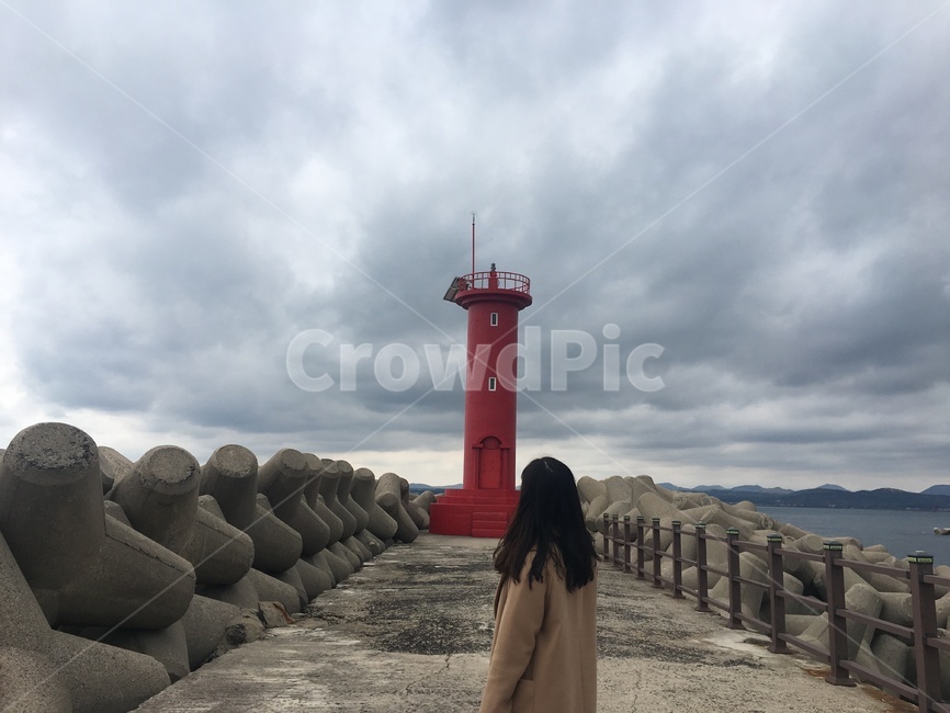 등대,방파제,여자,뒷모습,어두운하늘,구름,appearancefrombehind,woman,sky,lighthouse,등대,lighthouse,여행,휴가,traveling,vacation,trip